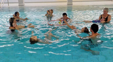 Teilnehmer im Schwimmbecken